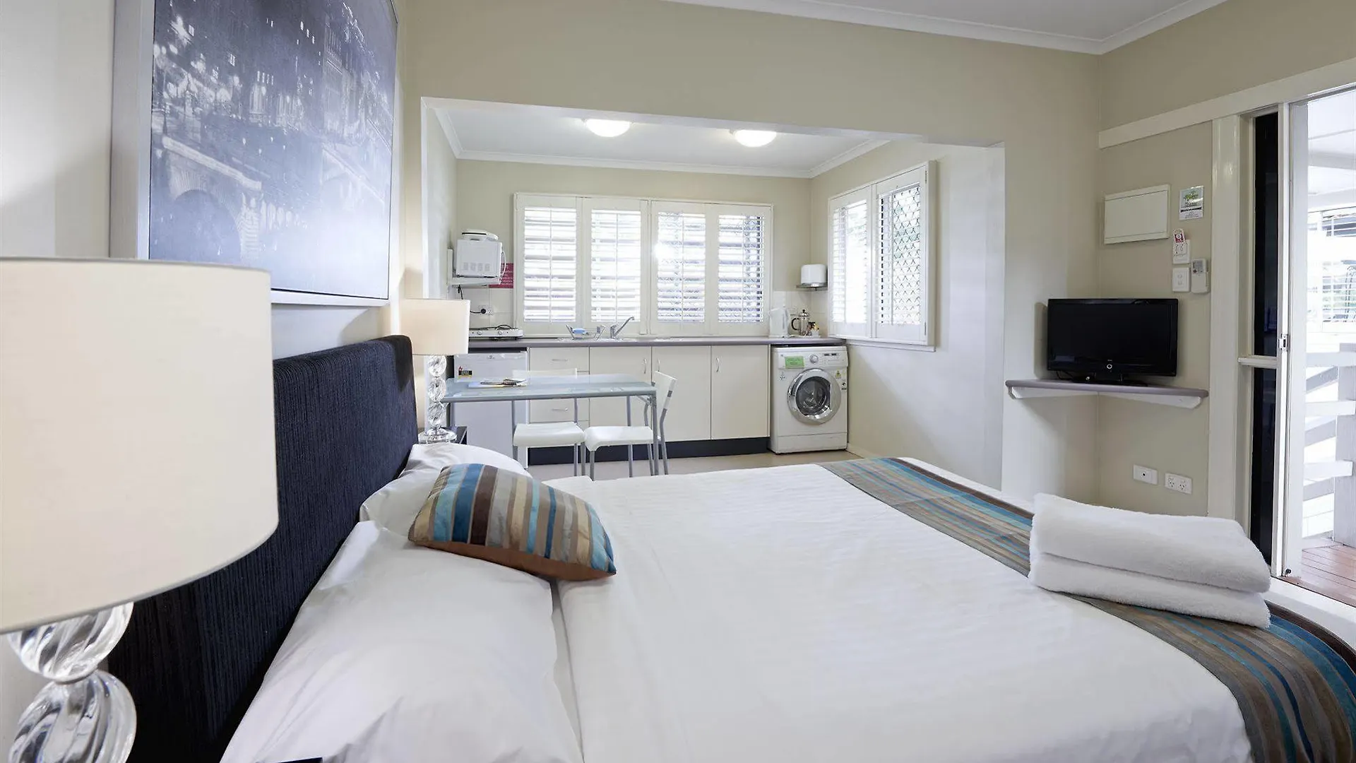 Brisbane Street Studios 3*,